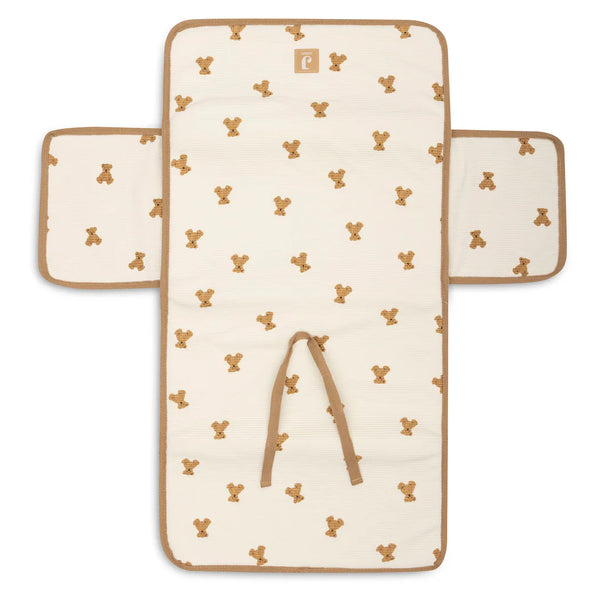 Découvrez le tapis à langer nomade Mini Teddy Bear : idéal pour changer bébé partout, compact, confortable et facile à nettoyer. Un indispensable pour les sorties et la valise maternité !