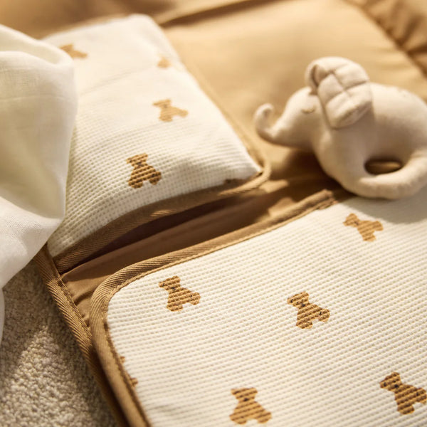 Découvrez le tapis à langer nomade Mini Teddy Bear : idéal pour changer bébé partout, compact, confortable et facile à nettoyer. Un indispensable pour les sorties et la valise maternité !
