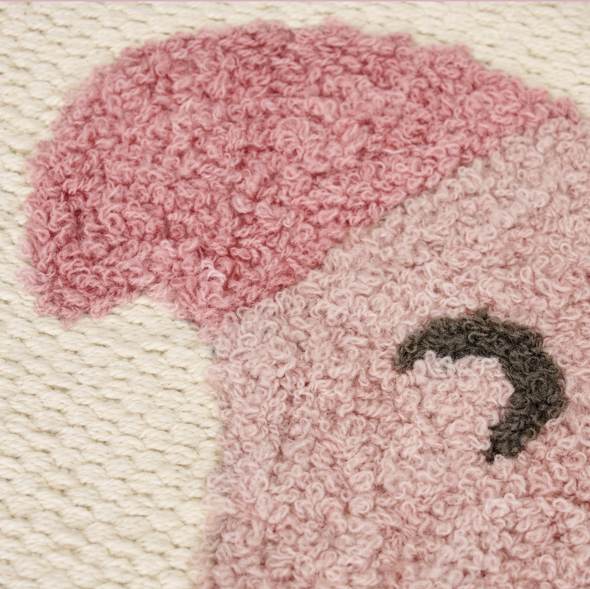 Tapis enfant flamant rose en coton bio : l’allié parfait pour une chambre douce, chaleureuse et pleine de poésie.