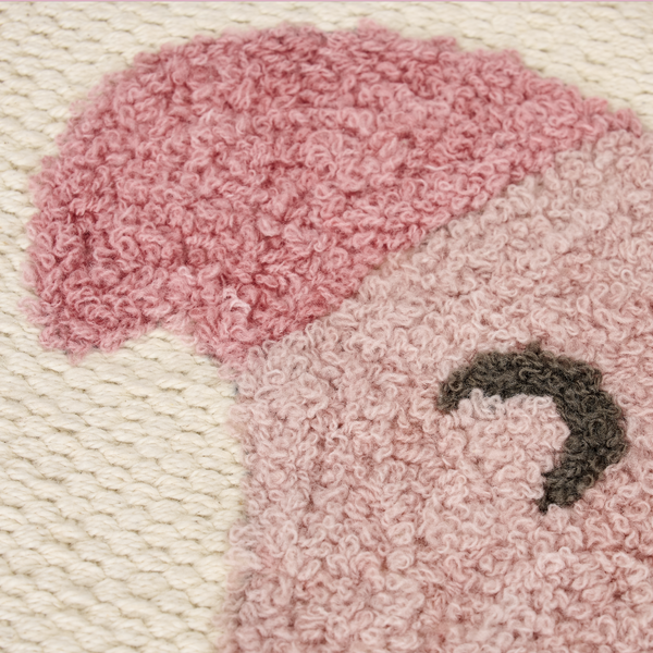 Tapis enfant flamant rose en coton bio : l’allié parfait pour une chambre douce, chaleureuse et pleine de poésie.