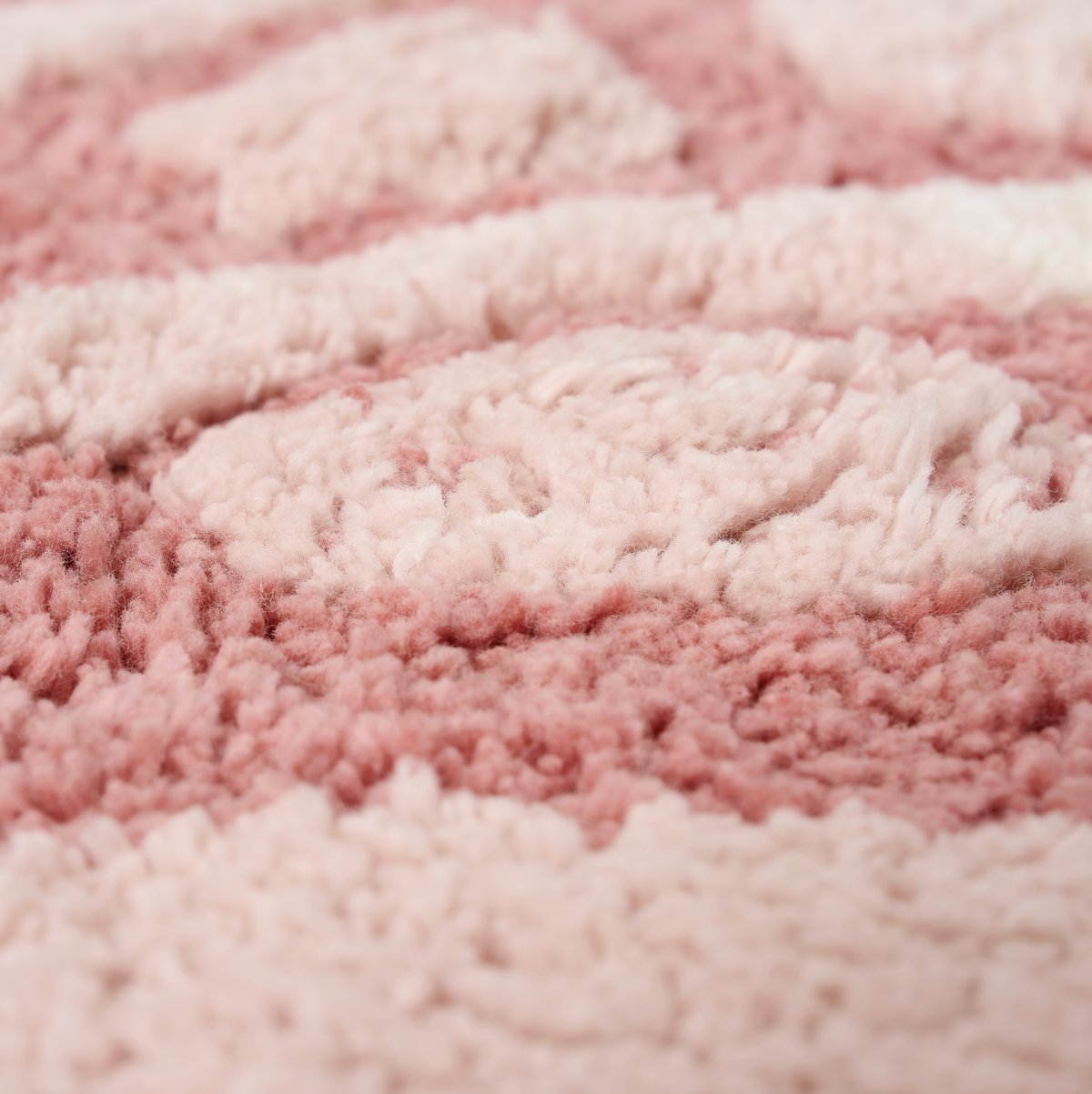 Tapis enfant flamant rose en coton bio : l’allié parfait pour une chambre douce, chaleureuse et pleine de poésie.