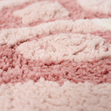 Tapis enfant flamant rose en coton bio : l’allié parfait pour une chambre douce, chaleureuse et pleine de poésie.