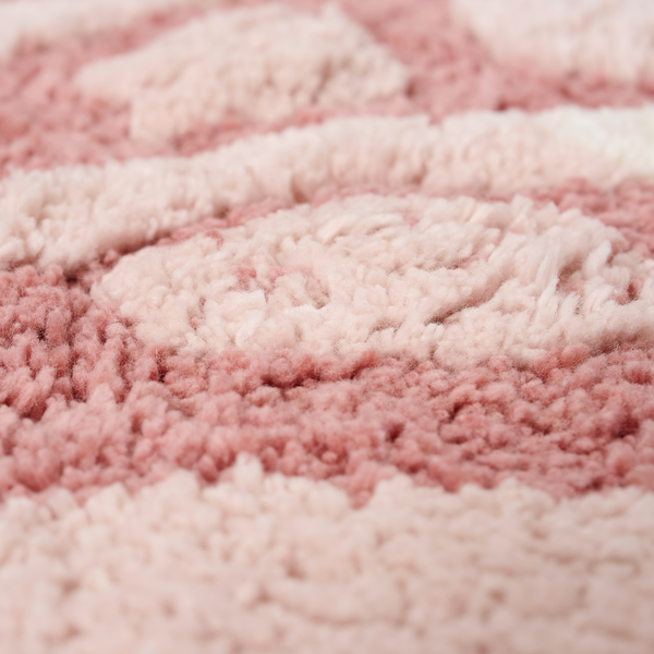 Tapis enfant flamant rose en coton bio : l’allié parfait pour une chambre douce, chaleureuse et pleine de poésie.