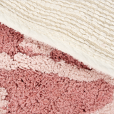 Tapis enfant flamant rose en coton bio : l’allié parfait pour une chambre douce, chaleureuse et pleine de poésie.
