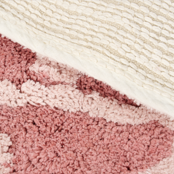 Tapis enfant flamant rose en coton bio : l’allié parfait pour une chambre douce, chaleureuse et pleine de poésie.