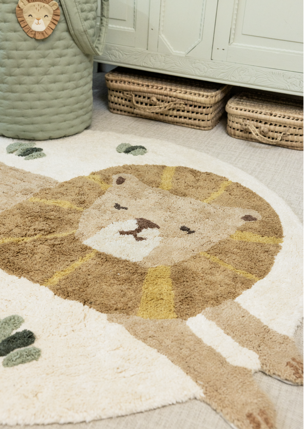 Tapis enfant lion en coton bio : l’allié idéal pour une chambre chaleureuse, confortable et apaisante.