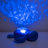 Veilleuse bébé Tranquil Turtle™ rechargeable : projections de vagues océaniques, bruits blancs, capteur de pleurs et minuterie. Idéale dès la naissance et parfaite comme cadeau de naissance.