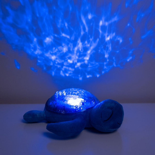 Veilleuse bébé Tranquil Turtle™ rechargeable : projections de vagues océaniques, bruits blancs, capteur de pleurs et minuterie. Idéale dès la naissance et parfaite comme cadeau de naissance.