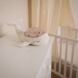 Veilleuse bébé Tranquil Whale™ blanche rechargeable : projections océaniques, bruits blancs, capteur de pleurs et minuterie. Idéale dès la naissance et parfaite en cadeau de naissance.