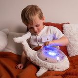 Veilleuse bébé Tranquil Whale™ blanche rechargeable : projections océaniques, bruits blancs, capteur de pleurs et minuterie. Idéale dès la naissance et parfaite en cadeau de naissance.