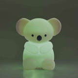 Veilleuse bébé en silicone souple dès la naissance. Lumière douce, rechargeable USB et format nomade.