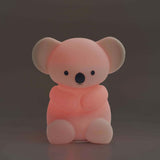 Veilleuse bébé en silicone souple dès la naissance. Lumière douce, rechargeable USB et format nomade.