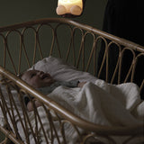 Veilleuse bébé en silicone souple dès la naissance. Lumière douce, rechargeable USB et format nomade.