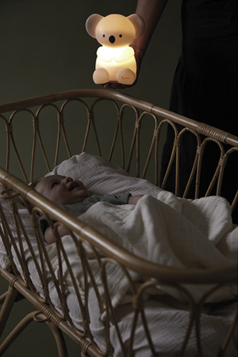 Veilleuse bébé en silicone souple dès la naissance. Lumière douce, rechargeable USB et format nomade.