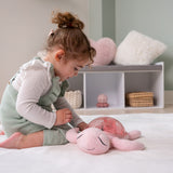 Veilleuse bébé Tranquil Turtle™ rose rechargeable : projections océaniques, bruits blancs, capteur de pleurs et minuterie. Idéale dès la naissance et parfaite en cadeau de naissance.