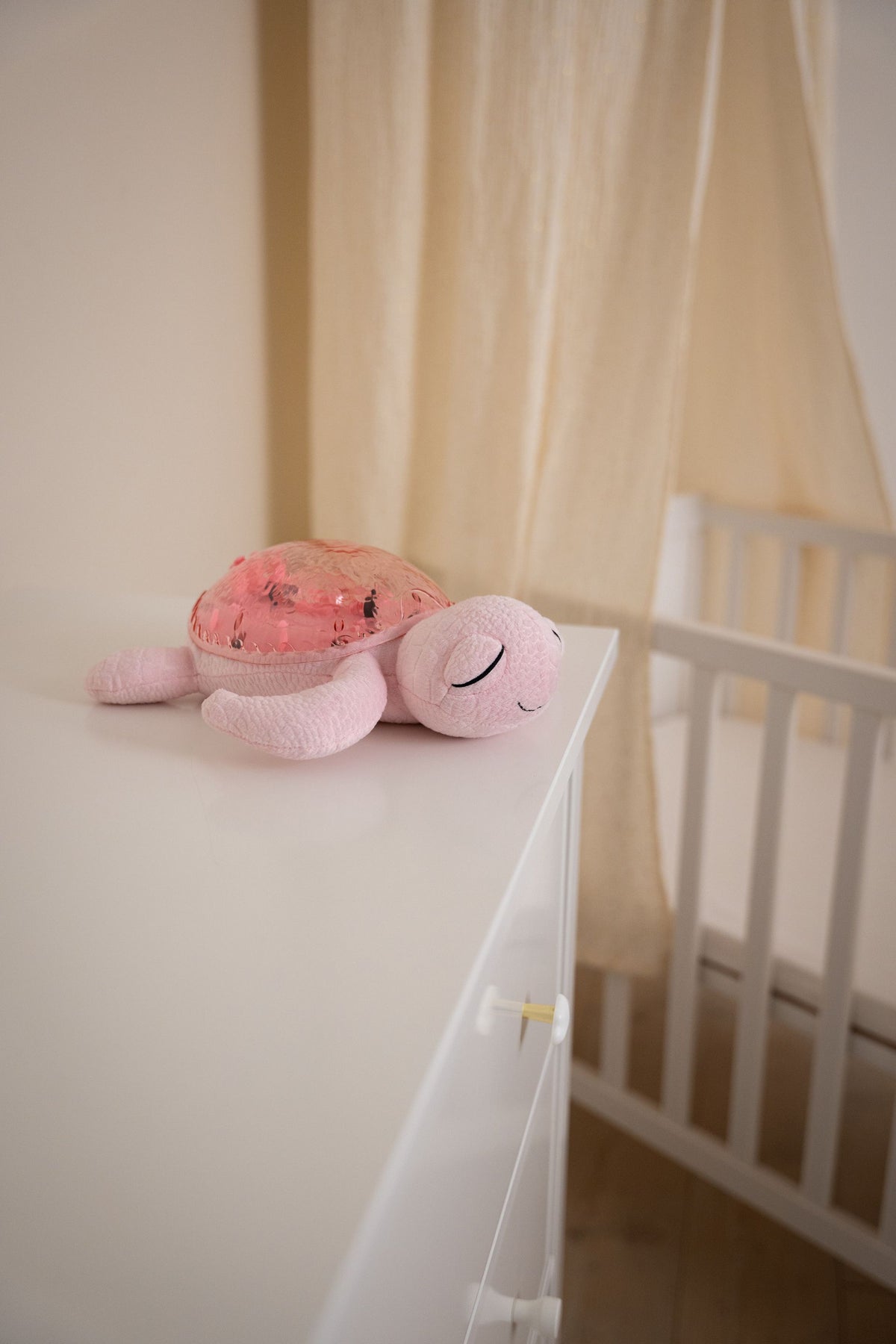 Veilleuse bébé Tranquil Turtle™ rose rechargeable : projections océaniques, bruits blancs, capteur de pleurs et minuterie. Idéale dès la naissance et parfaite en cadeau de naissance.