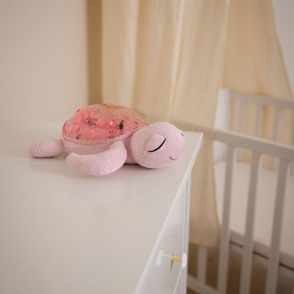 Veilleuse bébé Tranquil Turtle™ rose rechargeable : projections océaniques, bruits blancs, capteur de pleurs et minuterie. Idéale dès la naissance et parfaite en cadeau de naissance.