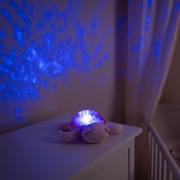 Veilleuse bébé Tranquil Turtle™ rose rechargeable : projections océaniques, bruits blancs, capteur de pleurs et minuterie. Idéale dès la naissance et parfaite en cadeau de naissance.