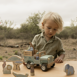 Coffret Safari Friends avec voiture de safari, animaux et personnages en bois FSC. Un jouet idéal pour développer l’imagination dès 12 mois. LITTLE DUTCH
