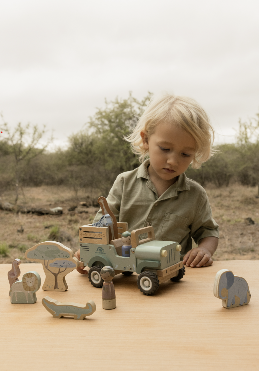 Coffret Safari Friends avec voiture de safari, animaux et personnages en bois FSC. Un jouet idéal pour développer l’imagination dès 12 mois. LITTLE DUTCH