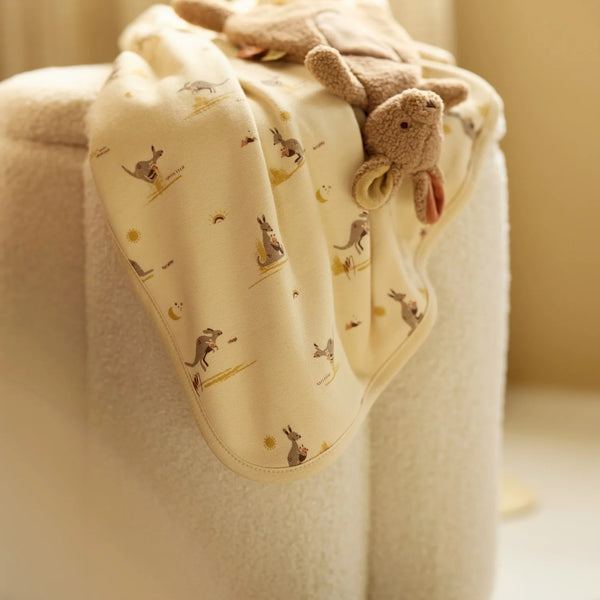 Attache tétine bébé kangourou douce et légère. Attache sucette pratique, rassurante et facile à attraper pour bébé. Idéale dès la naissance.