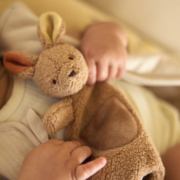 Attache tétine bébé kangourou douce et légère. Attache sucette pratique, rassurante et facile à attraper pour bébé. Idéale dès la naissance.