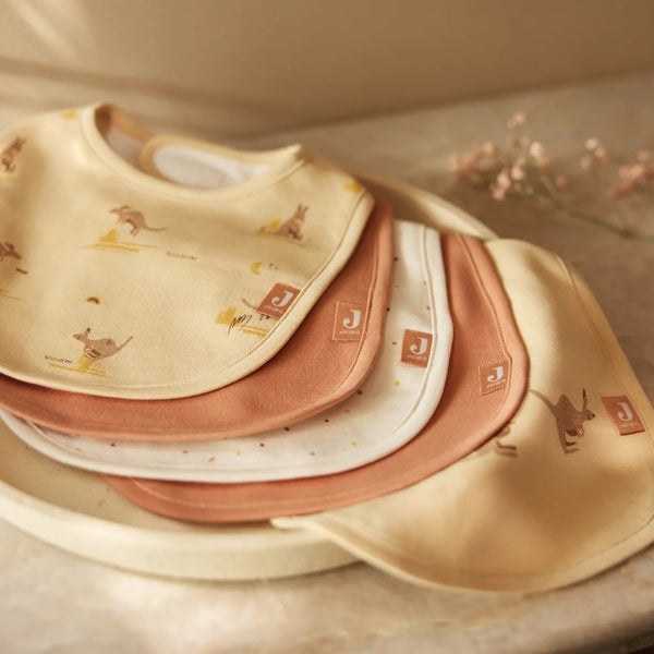 Lot de 5 bavoirs imperméables bébé avec velcro facile. Protégez les vêtements et facilitez l’habillage. Motifs Kangourous colorés et tendance, lavables à 40 °C.