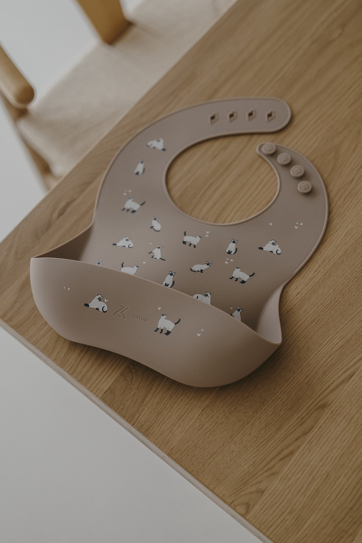 Bavoir en silicone – Minouche Taupe