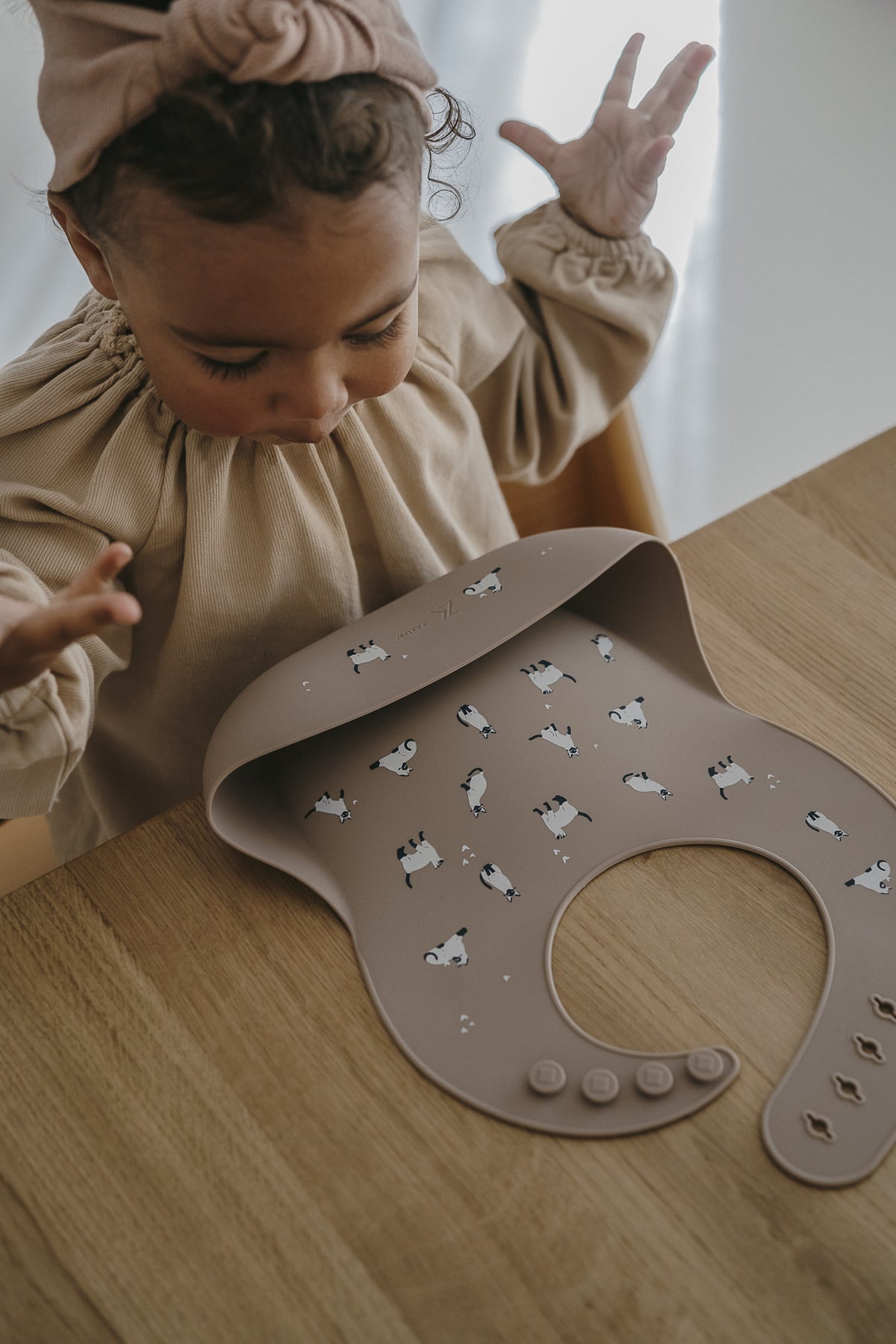 Bavoir en silicone – Minouche Taupe