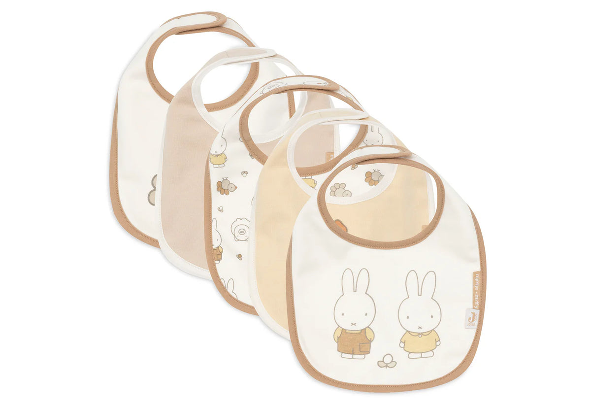 Lot de 5 bavoirs bébé imperméables Miffy Family Farm avec velcro pratique. Protégez les vêtements de bébé et facilitez les repas. Motifs colorés et adorables.