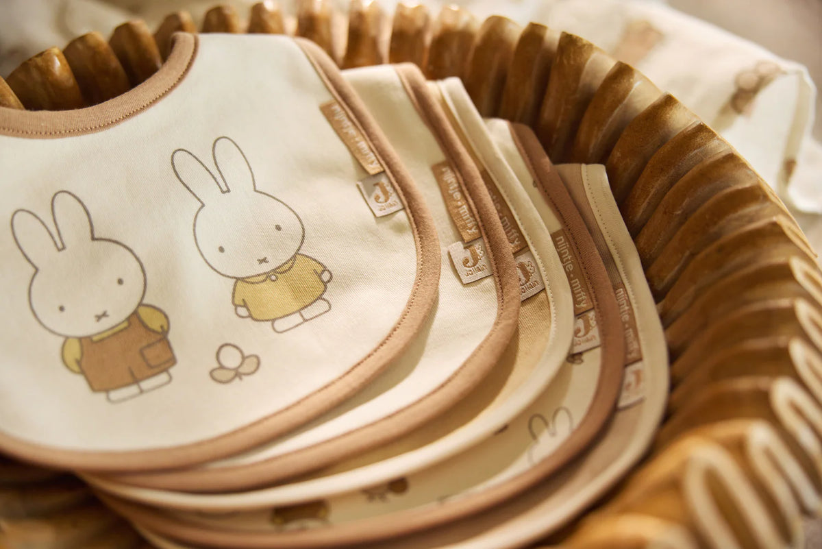 Lot de 5 bavoirs bébé imperméables Miffy Family Farm avec velcro pratique. Protégez les vêtements de bébé et facilitez les repas. Motifs colorés et adorables.