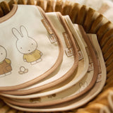 Lot de 5 bavoirs bébé imperméables Miffy Family Farm avec velcro pratique. Protégez les vêtements de bébé et facilitez les repas. Motifs colorés et adorables.