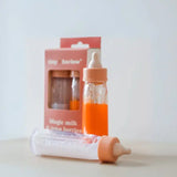 Offrez un jeu d’imitation magique avec le duo de biberons Tiny Harlow. Effet magique réaliste, lait et jus de fruit pour poupées. Développe créativité et empathie dès 3 ans.