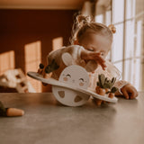 Offrez à votre enfant l’Échelle de Lapin 🐇, un puzzle en bois Montessori sûr et éducatif pour développer motricité, équilibre et créativité dès 3 ans.