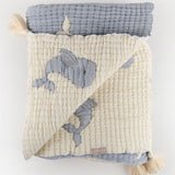 Idée cadeau de naissance : couverture bébé en mousseline au motif baleine