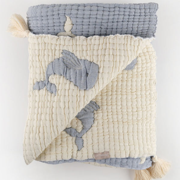 Idée cadeau de naissance : couverture bébé en mousseline au motif baleine