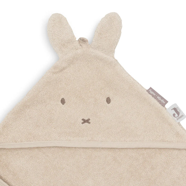 Cape de bain bébé Miffy 75x75cm, douce et ultra-absorbante. Capuche intégrée, éponge moelleuse et design réversible pour garder bébé bien au sec après le bain.