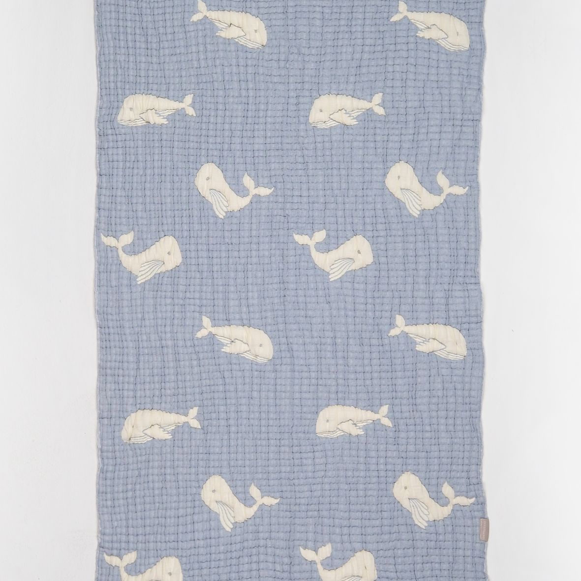 Couverture bébé en mousseline matelassée – Motif baleine en relief LA MARRAINE