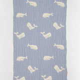 Couverture bébé en mousseline matelassée – Motif baleine en relief LA MARRAINE