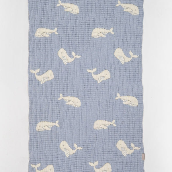 Couverture bébé en mousseline matelassée – Motif baleine en relief LA MARRAINE