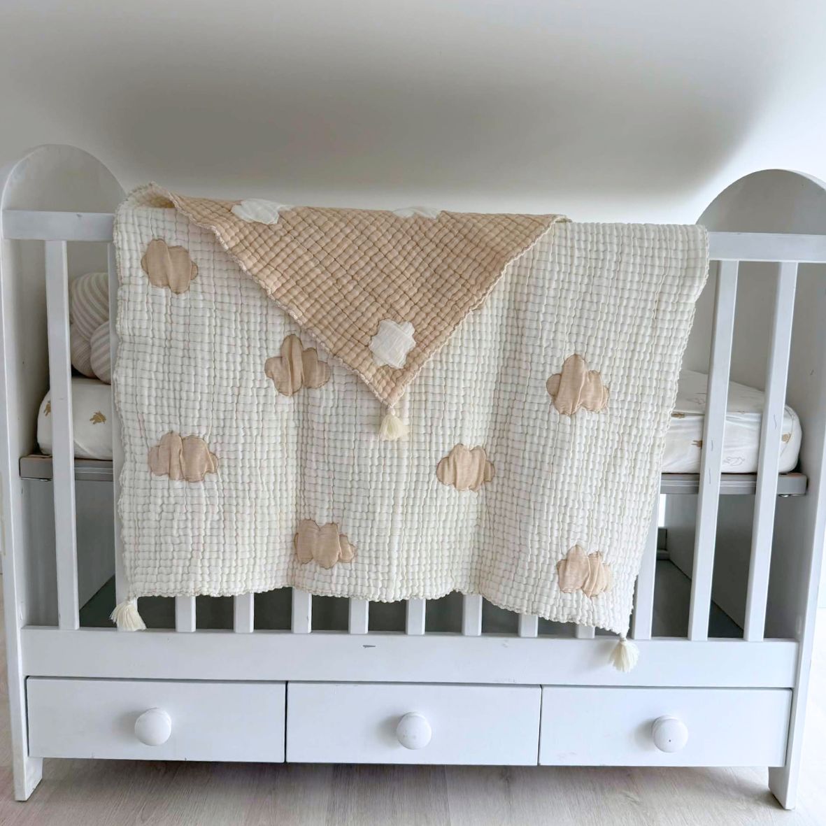 Couverture bébé en mousseline de coton avec motif nuage beige en relief. Douce, respirante et idéale dès la naissance. Indispensable des listes de naissance.