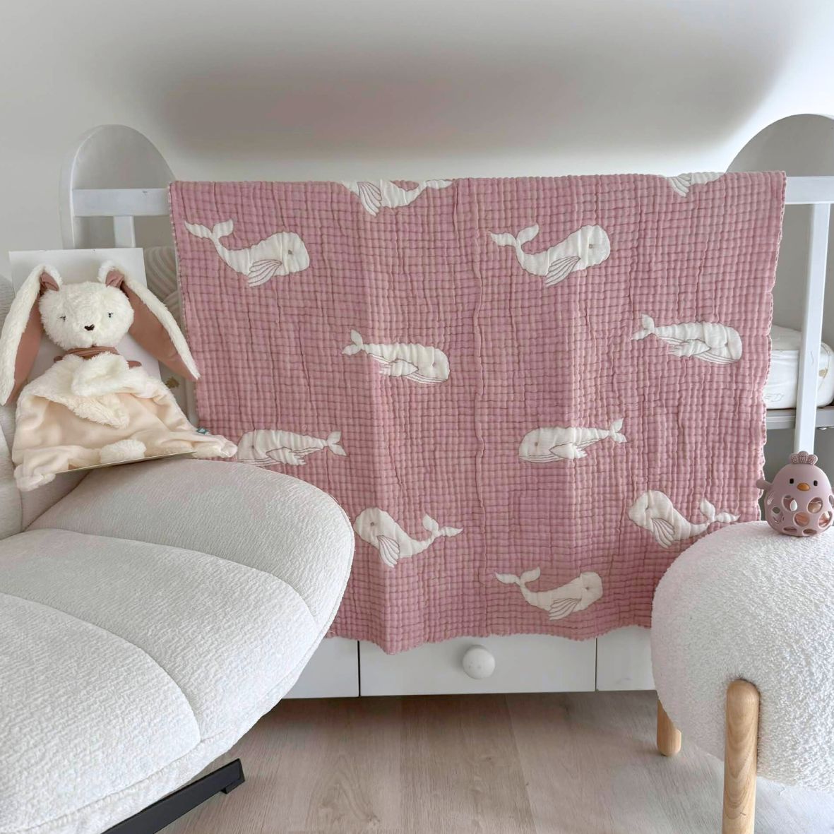 Couverture bébé mousseline matelassée – baleine rose en relief LA MARRAINE