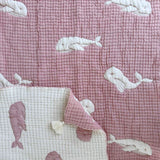 Couverture bébé mousseline matelassée – baleine rose en relief LA MARRAINE