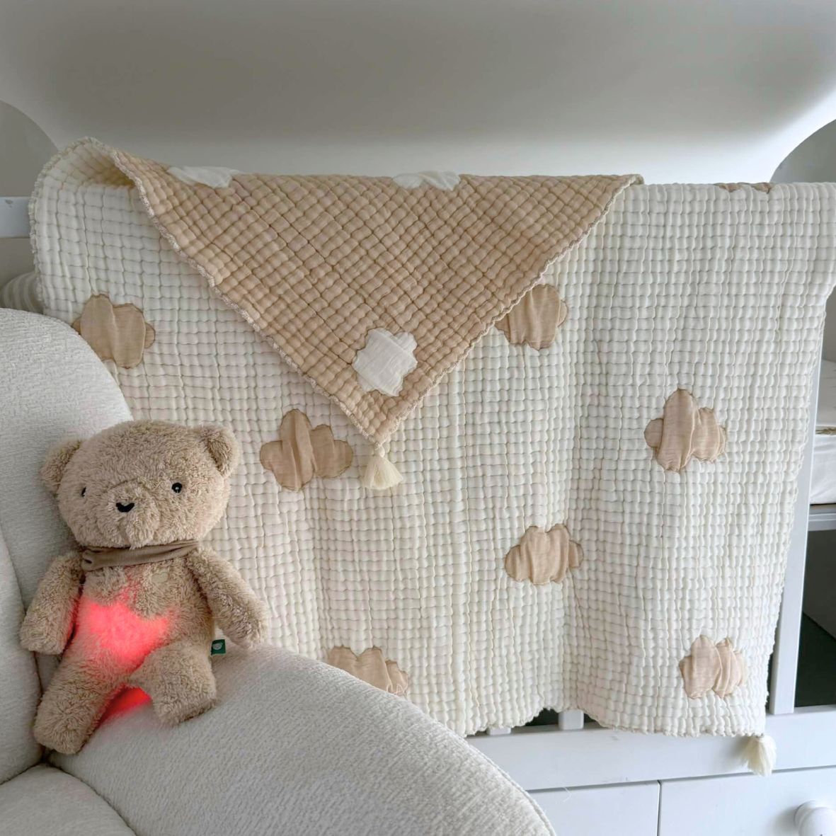 Couverture bébé en mousseline de coton avec motif nuage beige en relief. Douce, respirante et idéale dès la naissance. Indispensable des listes de naissance.