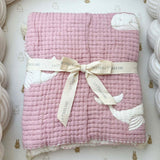Couverture bébé mousseline matelassée – baleine rose en relief LA MARRAINE