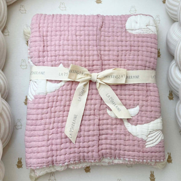 Couverture bébé mousseline matelassée – baleine rose en relief LA MARRAINE
