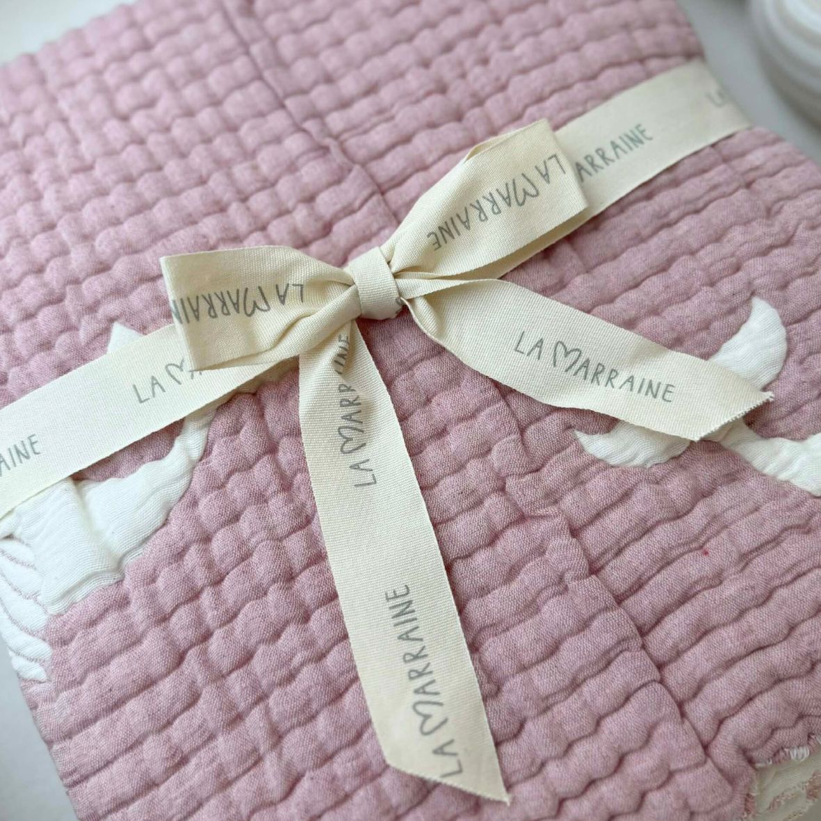 Couverture bébé mousseline matelassée – baleine rose en relief LA MARRAINE