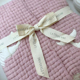Couverture bébé mousseline matelassée – baleine rose en relief LA MARRAINE