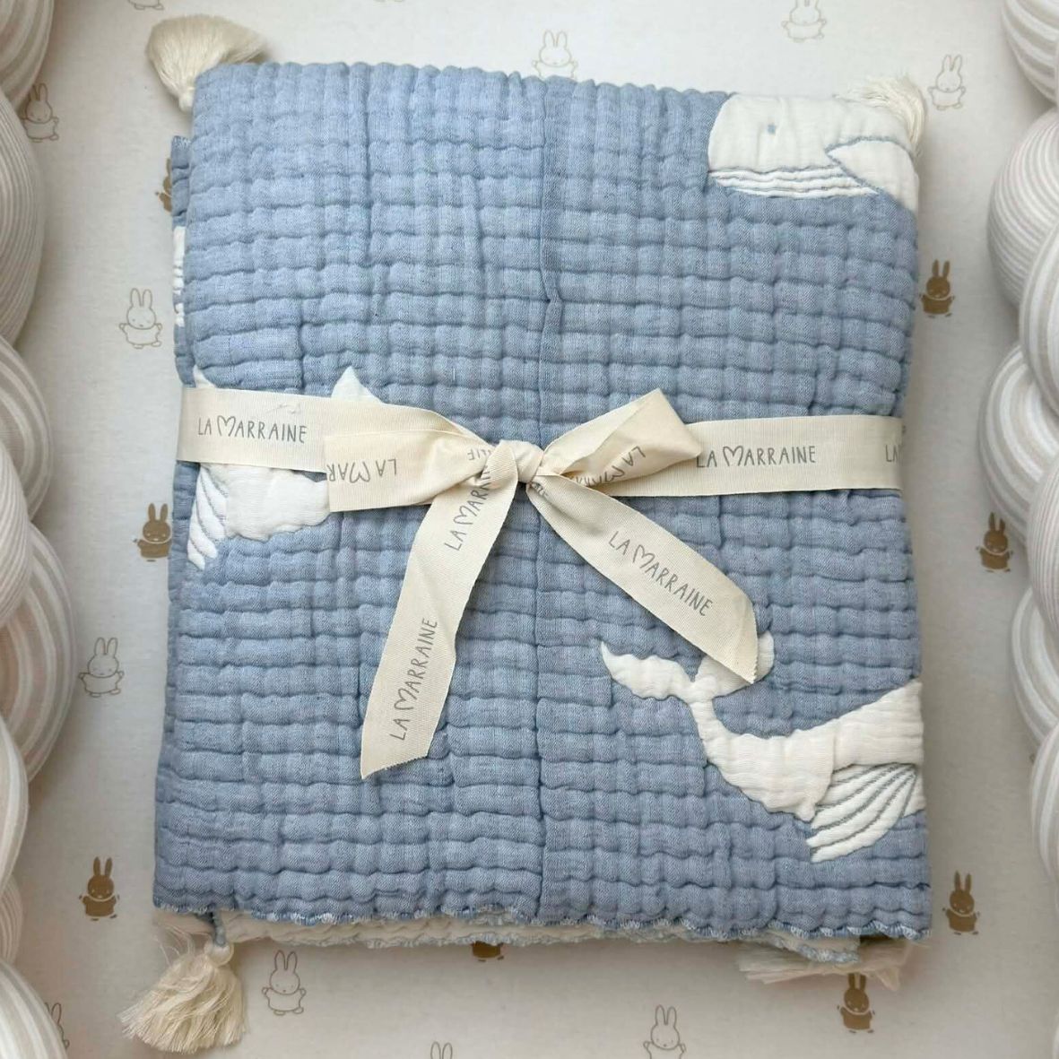Couverture bébé mousseline matelassée – baleine bleue en relief LA MARRAINE