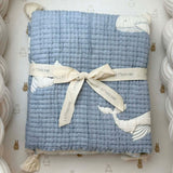 Couverture bébé mousseline matelassée – baleine bleue en relief LA MARRAINE